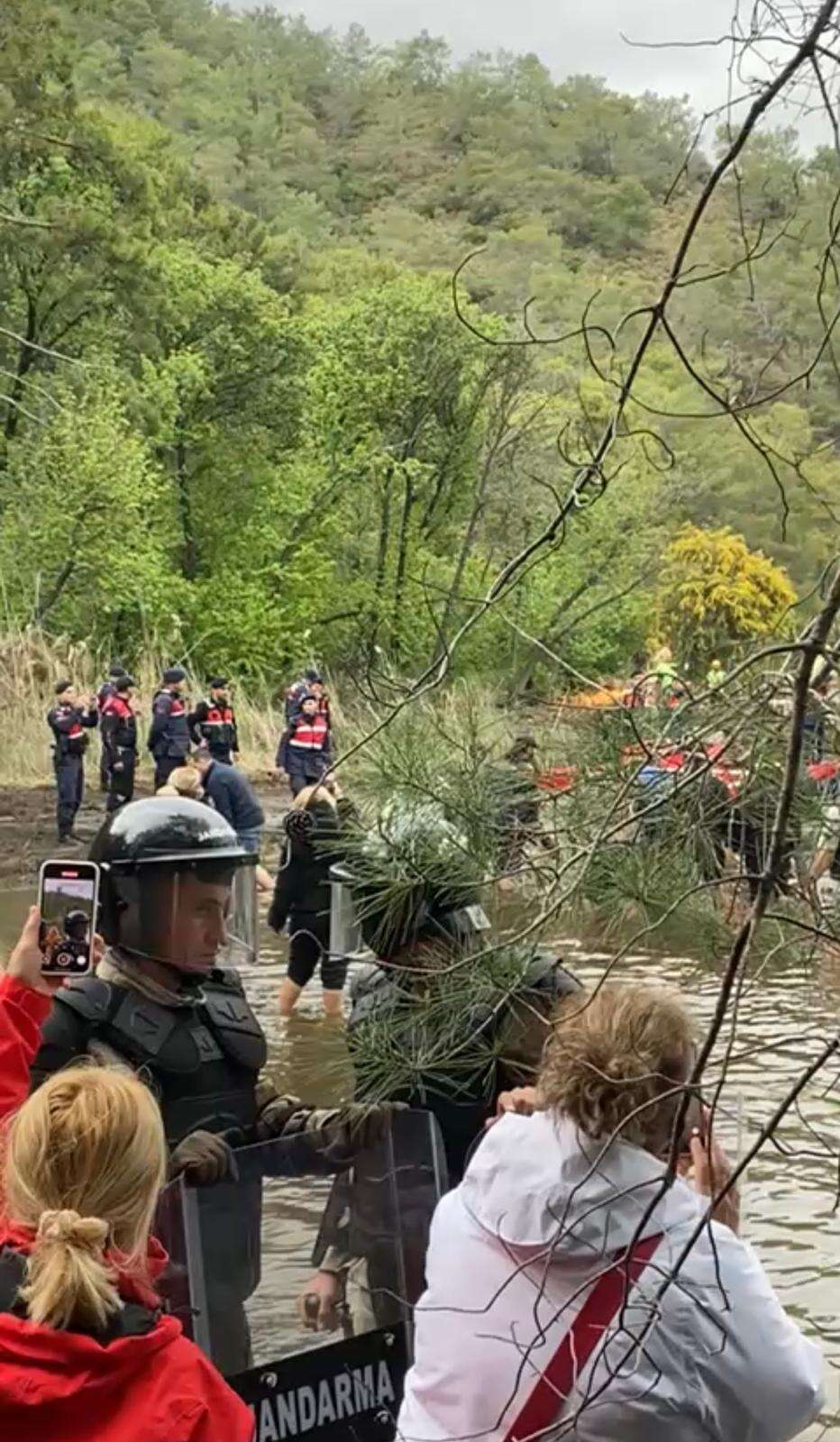 Cennet Koy Göcek’te Gerilim Tırmanıyor: Jandarma ve Sahil Güvenlik Karada ve Denizde Vatandaşların Koya Girmesine İzin Vermiyor 6